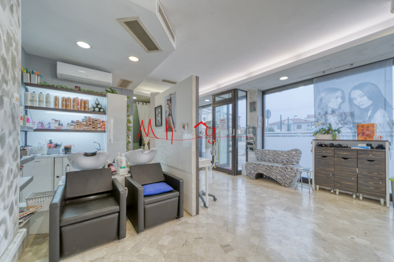 CHIESANUOVA: Negozio al piano terra con doppia vetrina. Attualmente affittato con contratto 6+6 a...