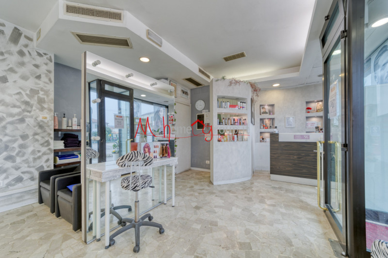 CHIESANUOVA: Negozio al piano terra con doppia vetrina. Attualmente affittato con contratto 6+6 a...