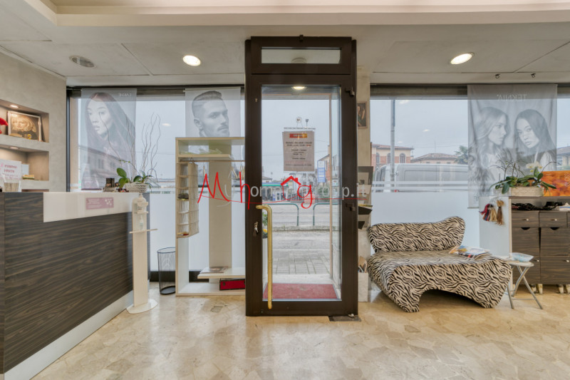 CHIESANUOVA: Negozio al piano terra con doppia vetrina. Attualmente affittato con contratto 6+6 a...