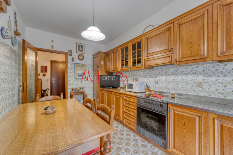 CHIESANUOVA: Appartamento al primo piano, composto di ampio ingresso, soggiorno con uscita sul te...