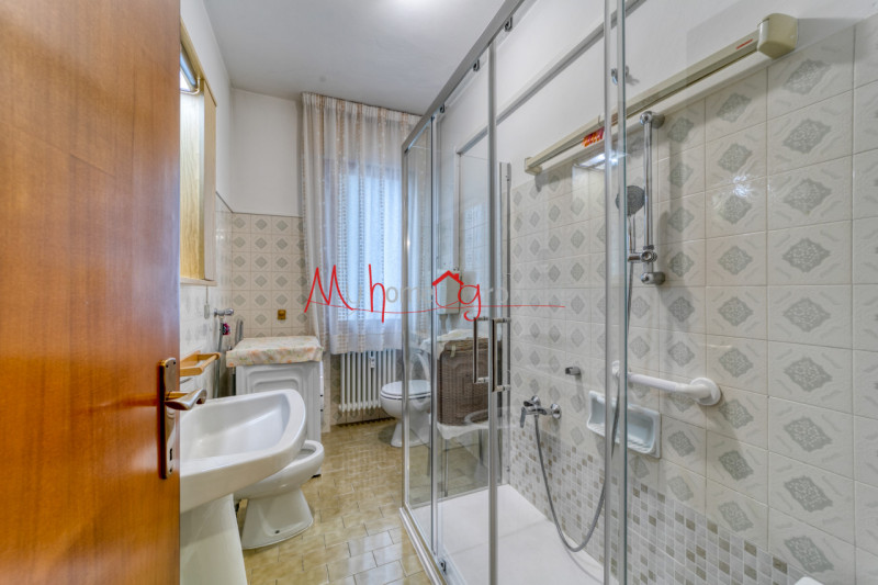 CHIESANUOVA: Appartamento al primo piano, composto di ampio ingresso, soggiorno con uscita sul te...