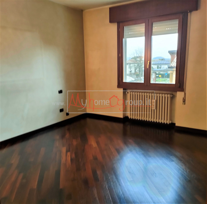 TENCAROLA - (Rif.A098-s) - In posizione centrale a Tencarola, nel comune di Selvazzano Dentro, pr...