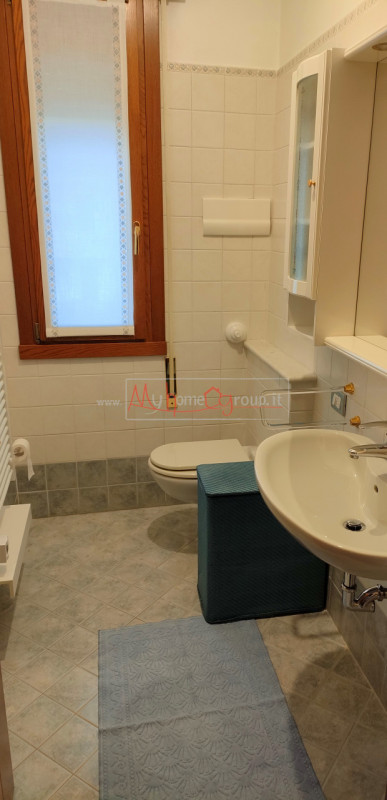 TENCAROLA - (Rif.A098-s) - In posizione centrale a Tencarola, nel comune di Selvazzano Dentro, pr...