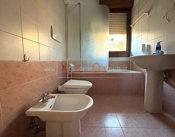 TENCAROLA - (Rif.A019-s) -  In zona centrale del quartiere con tutti i servizi a 2 passi.
Libero ...