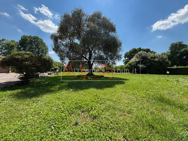 SELVAZZANO - (Rif. V645-S) -  Circondata da un parco di circa 9.000 mq, che garantisce una privac...