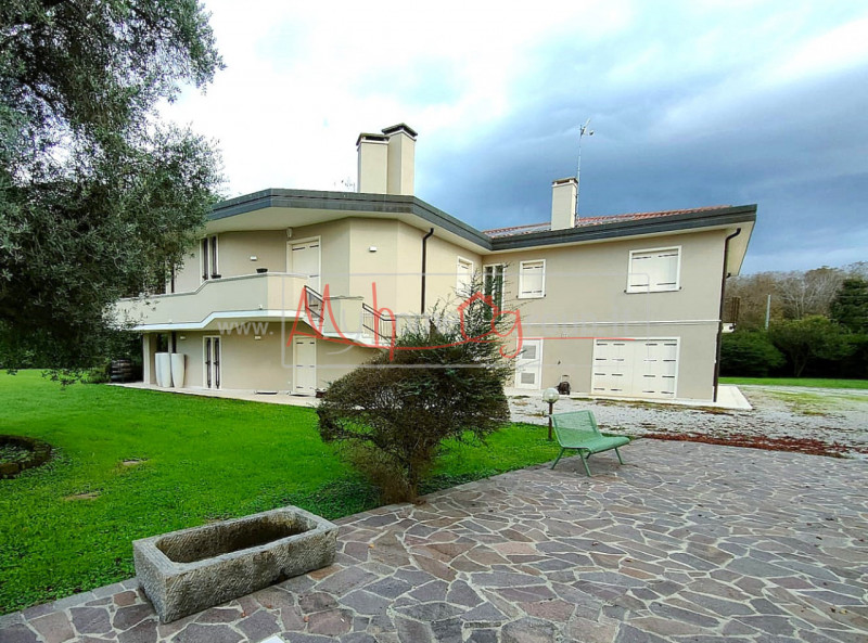 SELVAZZANO - (Rif. V645-S) -  Circondata da un parco di circa 9.000 mq, che garantisce una privac...