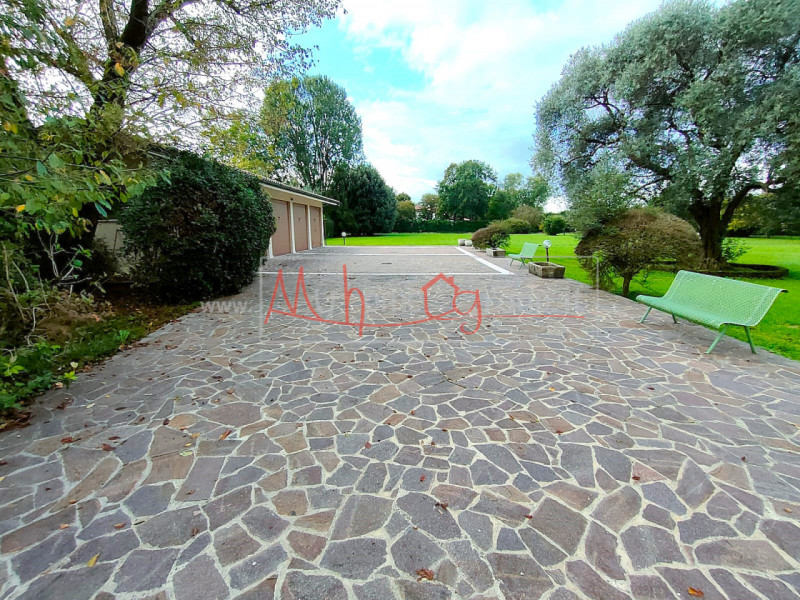 SELVAZZANO - (Rif. V645-S) - Circondata da un parco di circa 9.000 mq, che garantisce una privacy...