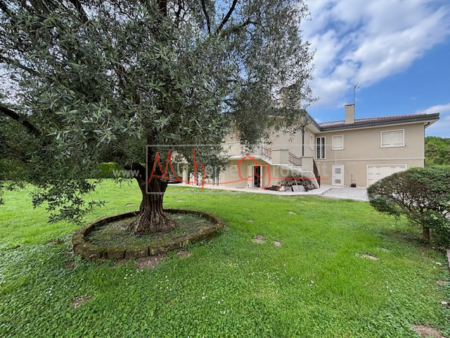 SELVAZZANO - (Rif. V645-S) -  Circondata da un parco di circa 9.000 mq, che garantisce una privac...