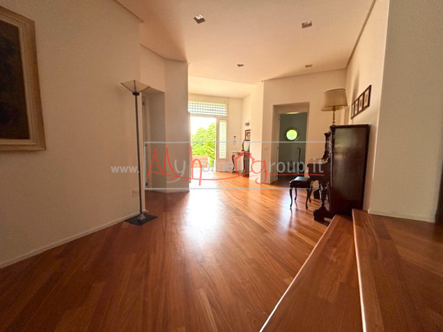 SELVAZZANO - (Rif. V645-S) - Circondata da un parco di circa 9.000 mq., che garantisce una privac...