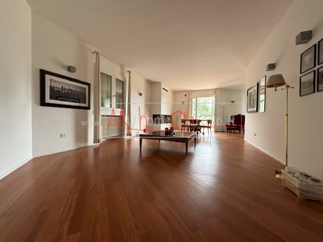 SELVAZZANO - (Rif. V645-S) -  Circondata da un parco di circa 9.000 mq, che garantisce una privac...