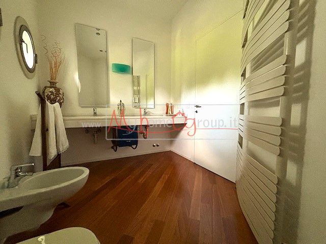 SELVAZZANO - (Rif. V645-S) -  Circondata da un parco di circa 9.000 mq, che garantisce una privac...