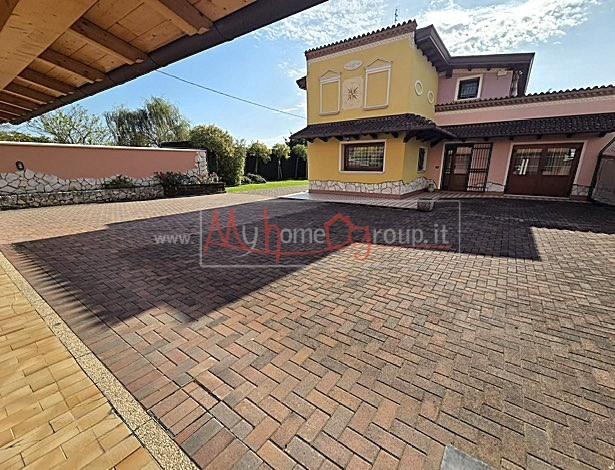 SELVAZZANO - (Rif.V027-S) - In una splendida zona tranquilla e immersa nel verde, proponiamo un'a...