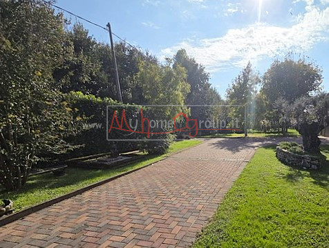 SELVAZZANO - (Rif.V027-S) - In una splendida zona tranquilla e immersa nel verde, proponiamo due ...