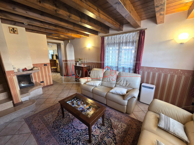 SELVAZZANO - (Rif.V027-S) - In una splendida zona tranquilla e immersa nel verde, proponiamo un'a...