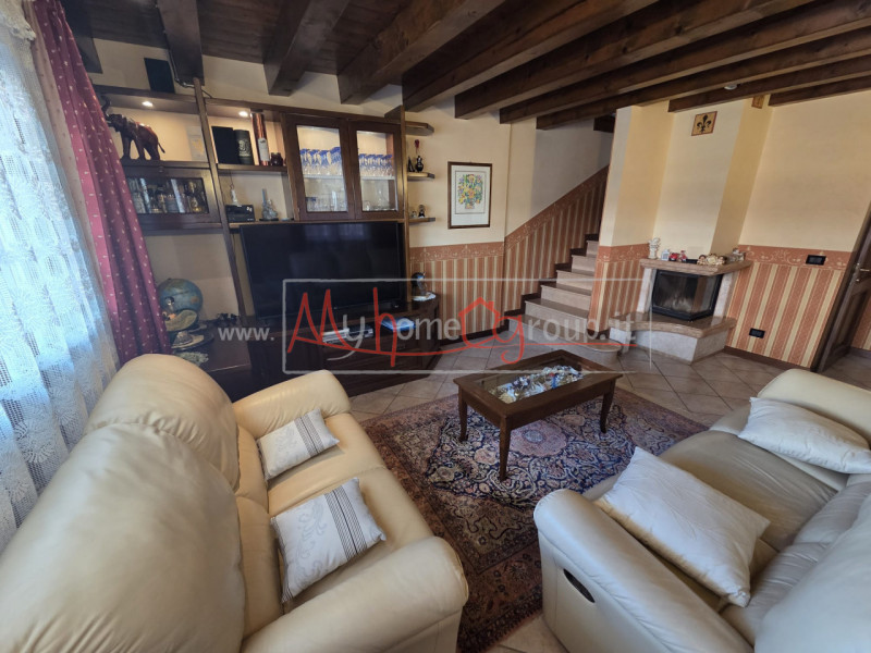 SELVAZZANO - (Rif.V027-S) - In una zona tranquilla e immersa nel verde, proponiamo un'abitazione ...