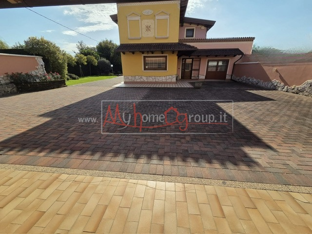 SELVAZZANO - (Rif.V027-S) - In una splendida zona tranquilla e immersa nel verde, proponiamo due ...