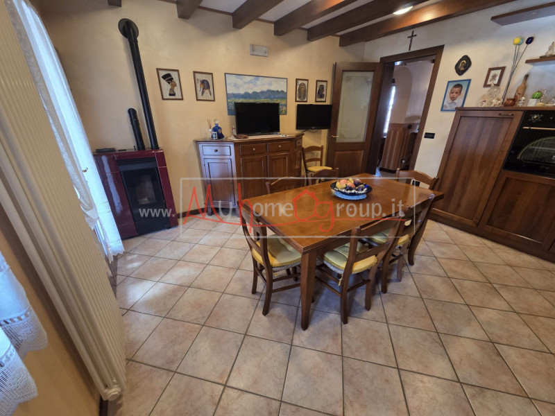 SELVAZZANO - (Rif.V027-S) - In una splendida zona tranquilla e immersa nel verde, proponiamo un'a...