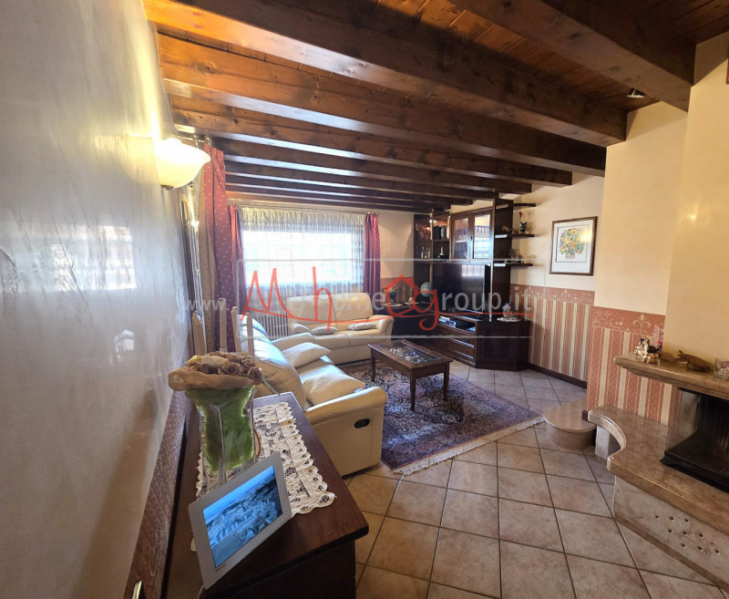 SELVAZZANO - (Rif.V027-S) - In una zona tranquilla e immersa nel verde, proponiamo un'abitazione ...