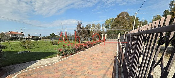 SELVAZZANO - (Rif.V027-S) - In una splendida zona tranquilla e immersa nel verde, proponiamo due ...