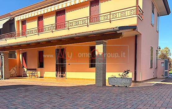 SELVAZZANO - (Rif.V027-S) - In una splendida zona tranquilla e immersa nel verde, proponiamo due ...