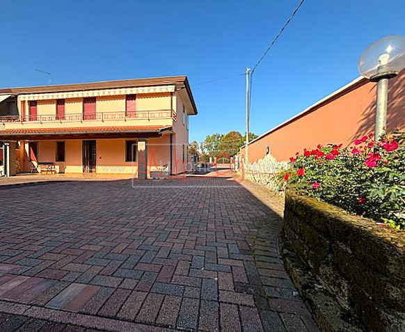 SELVAZZANO - (Rif.V027-S) - In una splendida zona tranquilla e immersa nel verde, proponiamo due ...