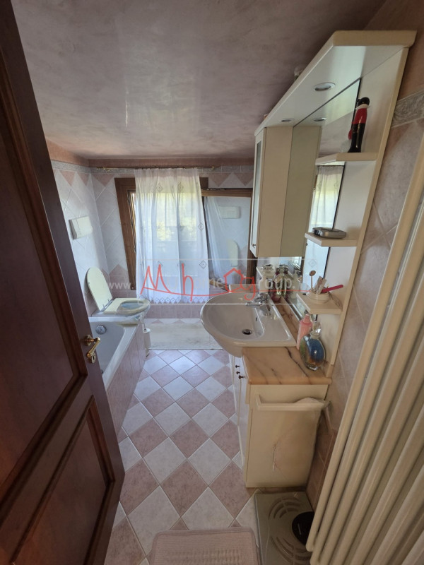 SELVAZZANO - (Rif.V027-S) - In una splendida zona tranquilla e immersa nel verde, proponiamo un'a...