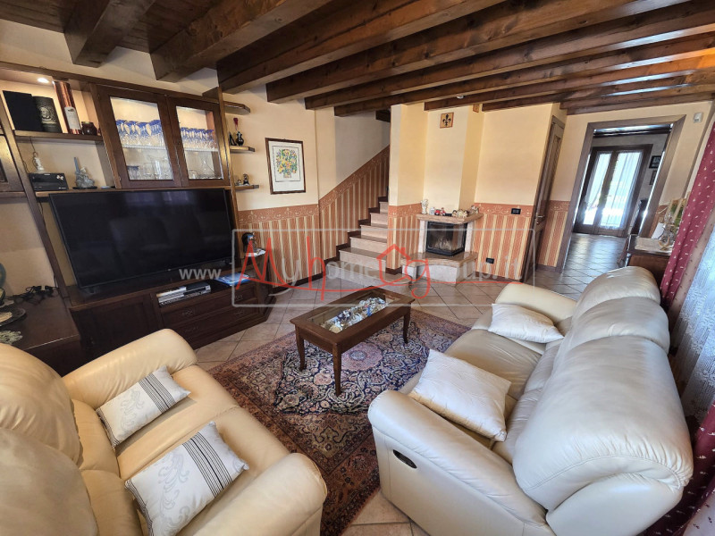 SELVAZZANO - (Rif.V027-S) - In una splendida zona tranquilla e immersa nel verde, proponiamo due ...