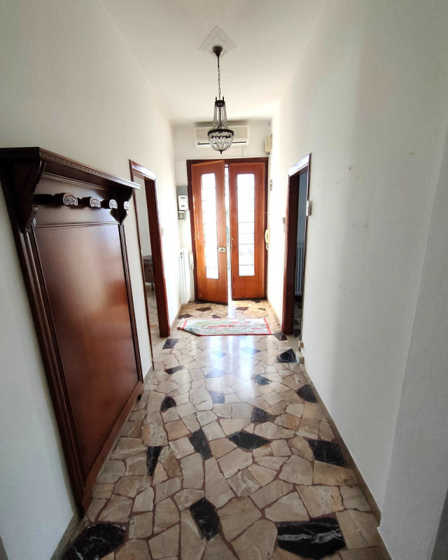 SELVAZZANO - (Rif.V158-s) - in zona centralissima un appartamento indipendente con giardino priva...