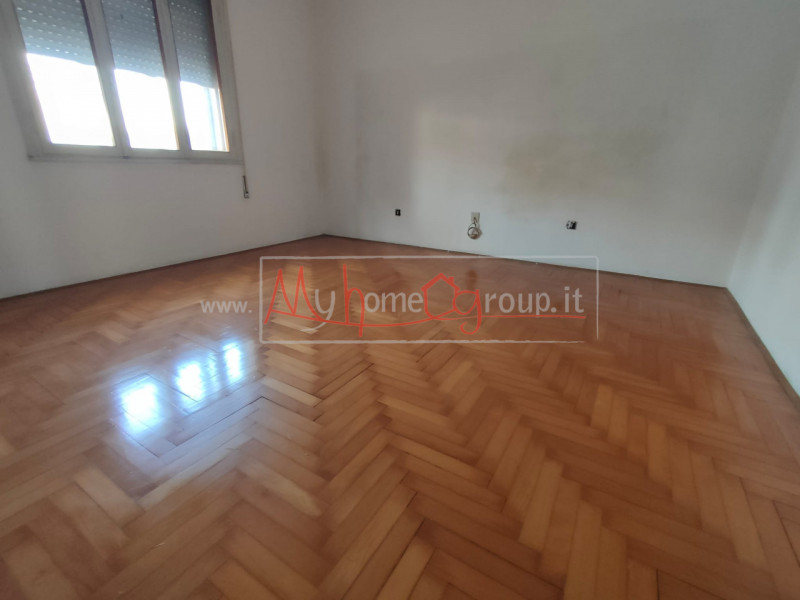 SELVAZZANO - (Rif.V158-s) - in zona centralissima un appartamento indipendente con giardino priva...