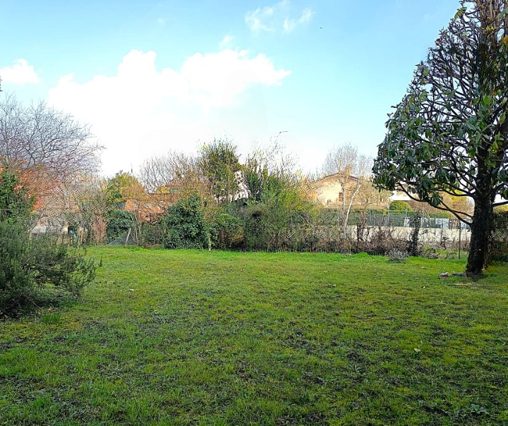 S.DOMENICO - (Rif.V820-s) - proponiamo in vendita esclusiva  casa singola da rimodernare, dispost...