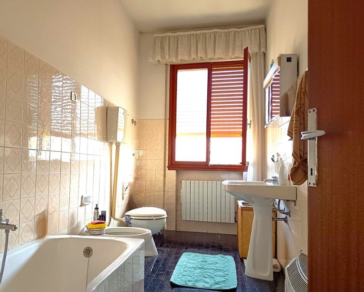 S.DOMENICO - (Rif.V820-s) - proponiamo in vendita esclusiva  casa singola da rimodernare, dispost...