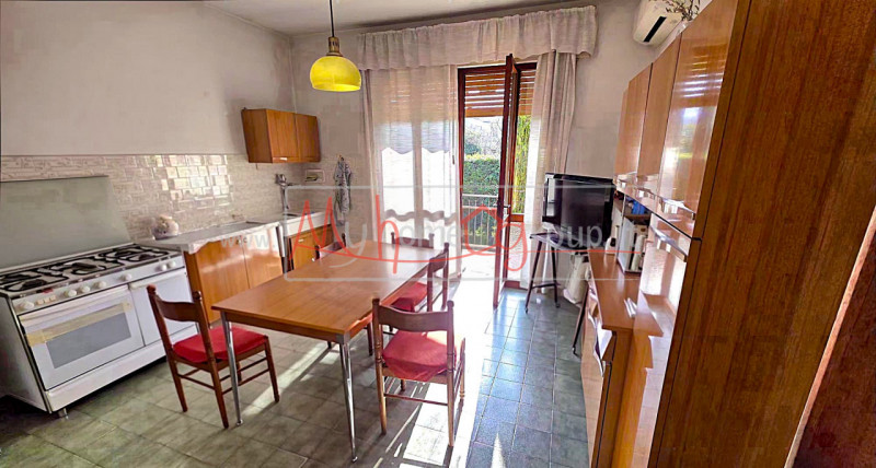 S.DOMENICO - (Rif.V820-s) - casa singola, disposta su livelli e circondata da un magnifico giardi...