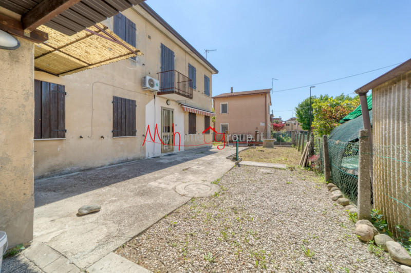 RONCAGLIA (RIF: V1510-R): Situata nel cuore della tranquilla zona di Roncaglia, a soli pochi pass...