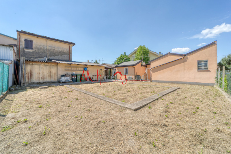 RONCAGLIA (RIF: V1510-R): Situata nel cuore della tranquilla zona di Roncaglia, a soli pochi pass...