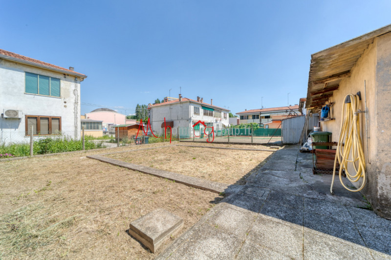 RONCAGLIA (RIF: V1510-R): Situata nel cuore della tranquilla zona di Roncaglia, a soli pochi pass...