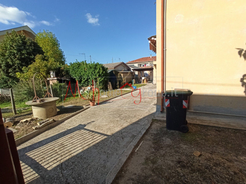 RONCAGLIA (RIF: V1510-R): Situata nel cuore della tranquilla zona di Roncaglia, a soli pochi pass...