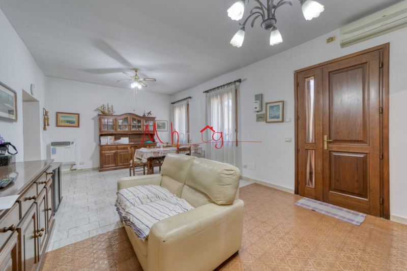 RONCAGLIA (RIF: V1510-R): Situata nel cuore della tranquilla zona di Roncaglia, a soli pochi pass...