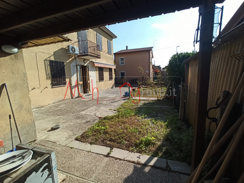 RONCAGLIA (RIF: V1510-R): Situata nel cuore della tranquilla zona di Roncaglia, a soli pochi pass...