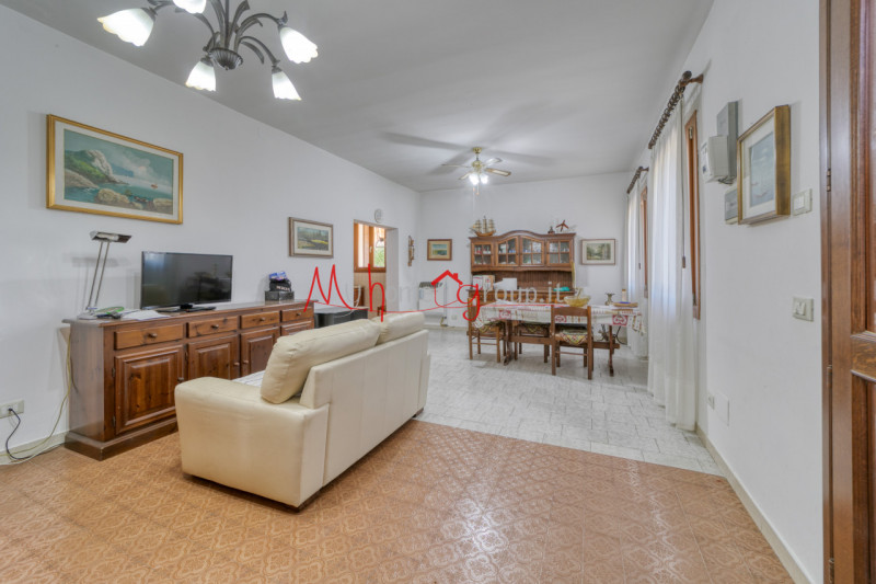 RONCAGLIA (RIF: V1510-R): Situata nel cuore della tranquilla zona di Roncaglia, a soli pochi pass...