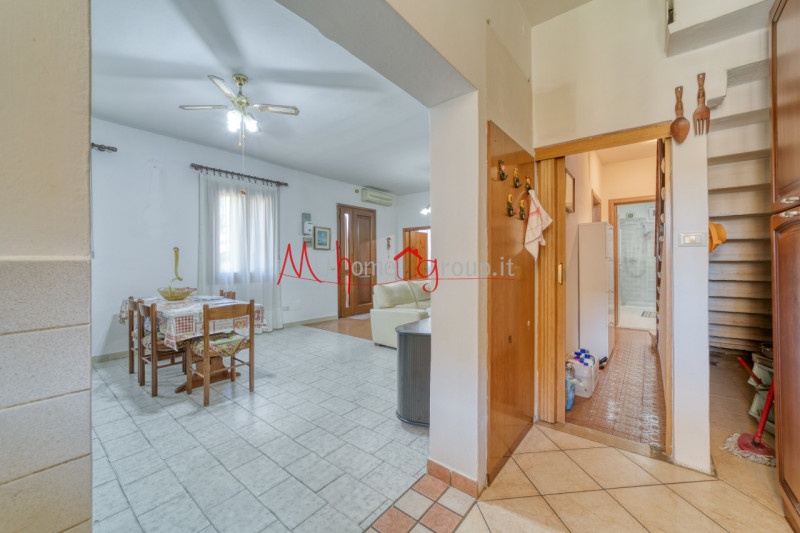 RONCAGLIA (RIF: V1510-R): Situata nel cuore della tranquilla zona di Roncaglia, a soli pochi pass...