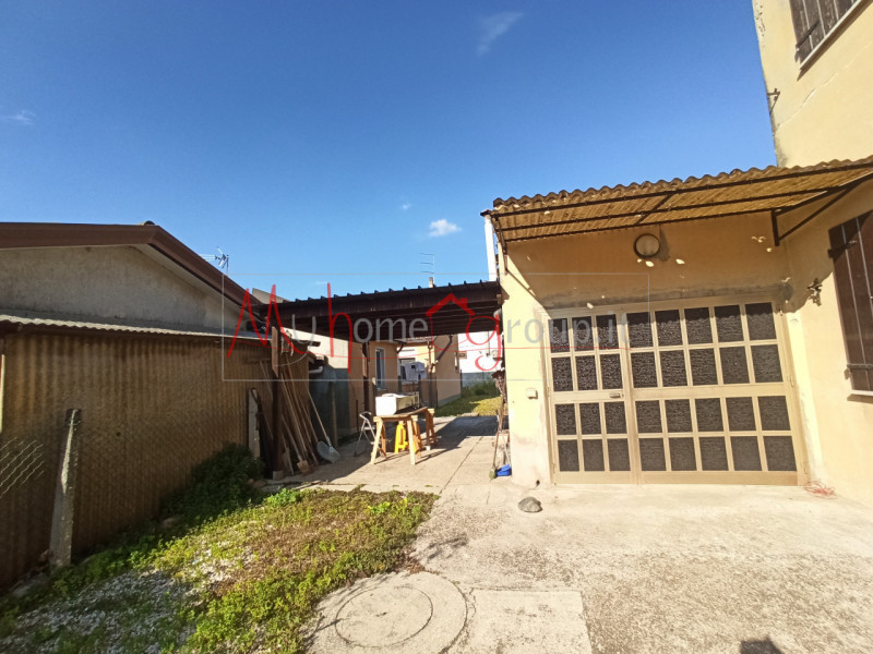 RONCAGLIA (RIF: V1510-R): Situata nel cuore della tranquilla zona di Roncaglia, a soli pochi pass...