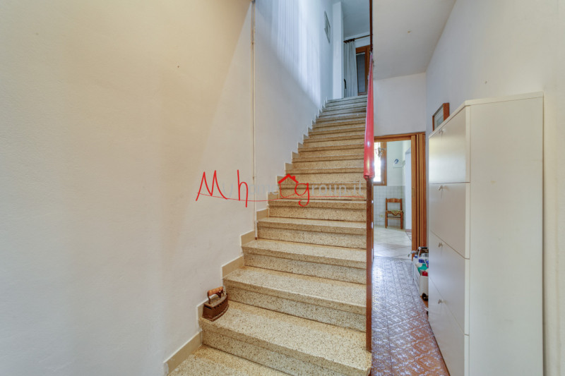 RONCAGLIA (RIF: V1510-R): Situata nel cuore della tranquilla zona di Roncaglia, a soli pochi pass...