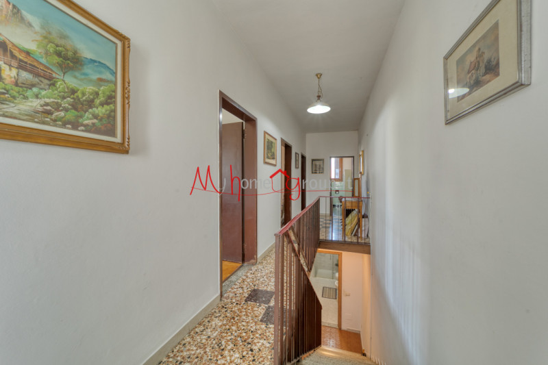 RONCAGLIA (RIF: V1510-R): Situata nel cuore della tranquilla zona di Roncaglia, a soli pochi pass...