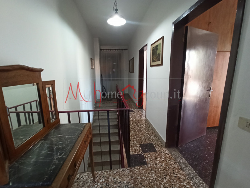 RONCAGLIA (RIF: V1510-R): Situata nel cuore della tranquilla zona di Roncaglia, a soli pochi pass...