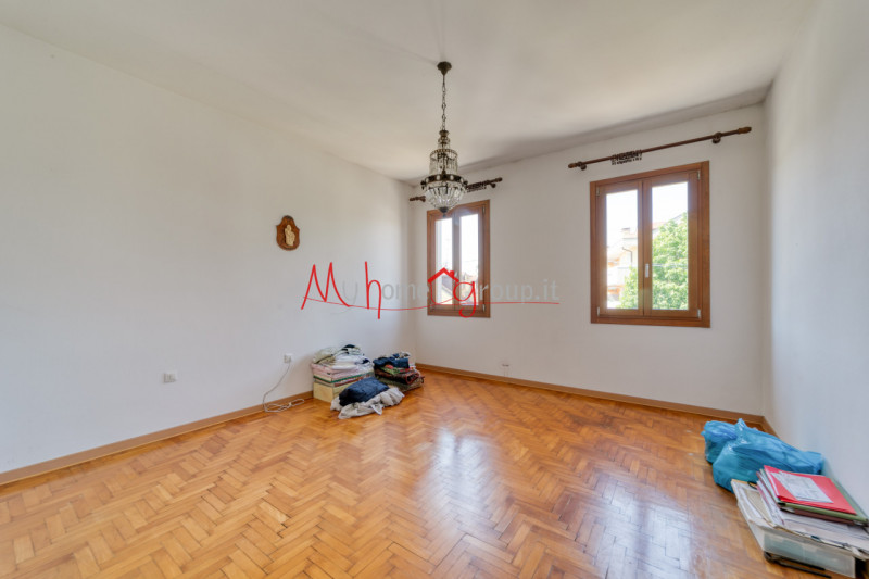 RONCAGLIA (RIF: V1510-R): Situata nel cuore della tranquilla zona di Roncaglia, a soli pochi pass...