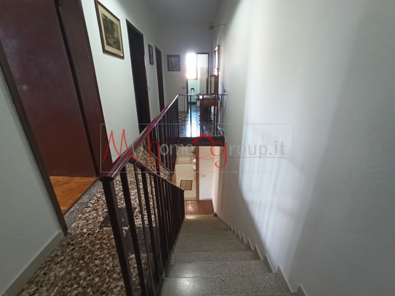 RONCAGLIA (RIF: V1510-R): Situata nel cuore della tranquilla zona di Roncaglia, a soli pochi pass...