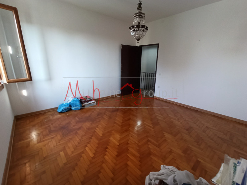 RONCAGLIA (RIF: V1510-R): Situata nel cuore della tranquilla zona di Roncaglia, a soli pochi pass...