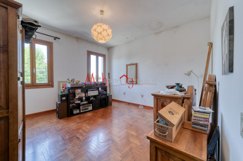 RONCAGLIA (RIF: V1510-R): Situata nel cuore della tranquilla zona di Roncaglia, a soli pochi pass...