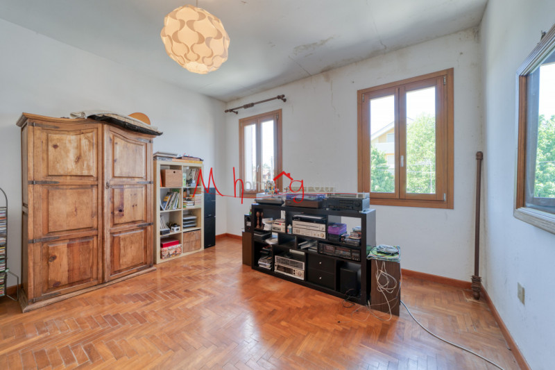 RONCAGLIA (RIF: V1510-R): Situata nel cuore della tranquilla zona di Roncaglia, a soli pochi pass...