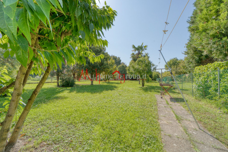 CROCEFISSO (RIF: V1758-R) Porzione di trifamiliare situata nel tranquillo quartiere Crocefisso. I...